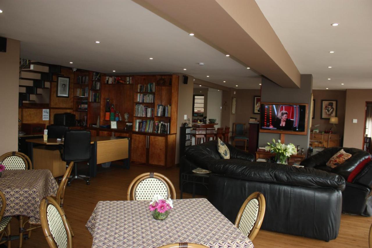 יוהנסבורג Over The Moon Guesthouse מראה חיצוני תמונה