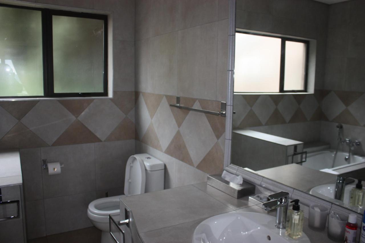 יוהנסבורג Over The Moon Guesthouse מראה חיצוני תמונה