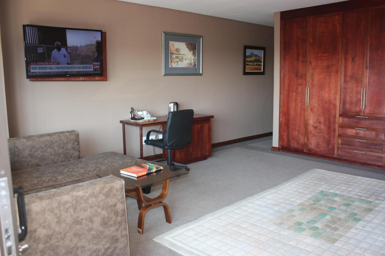 יוהנסבורג Over The Moon Guesthouse מראה חיצוני תמונה