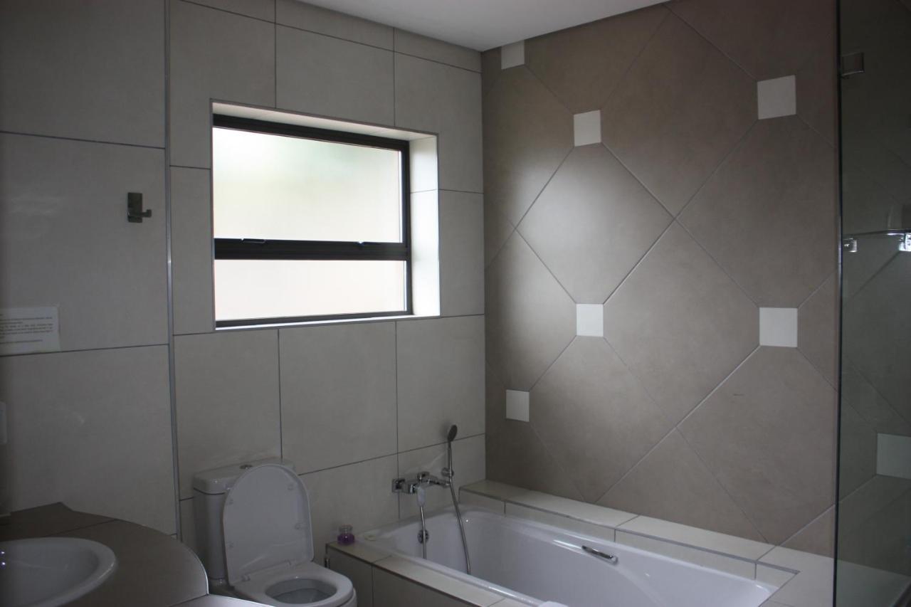 יוהנסבורג Over The Moon Guesthouse מראה חיצוני תמונה